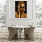glasschilderij-vrouw-goud-woonkamer